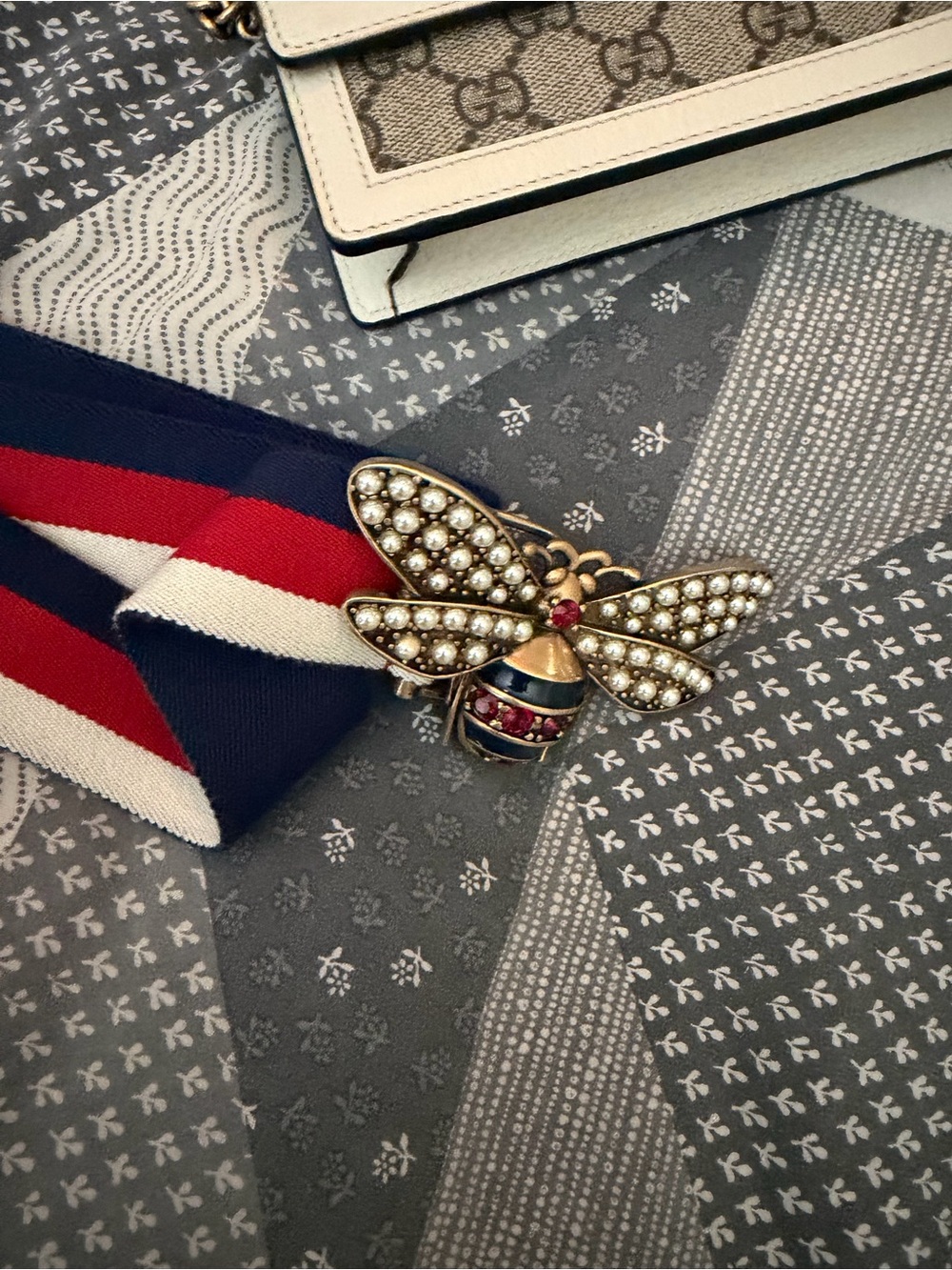 Gucci Beige GG Supreme Shoulder Bag with Red and Green Stripe and Pearl Bee - Picture 6 of 12
